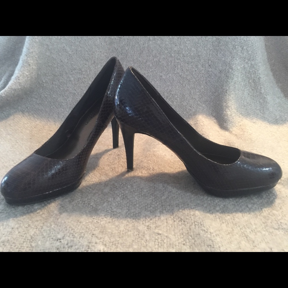 SNAKE PATTERN PATENT HEELS. NWT
